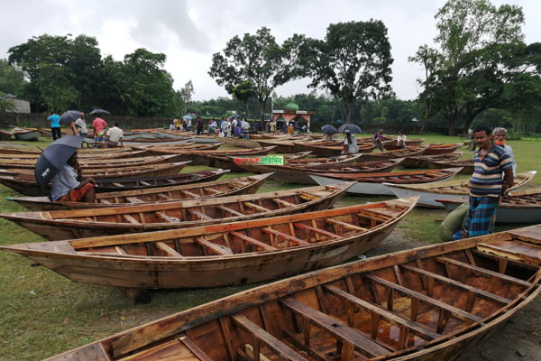 বসেছে ঐতিহ্যবাহী নৌকার হাট, তবে...

