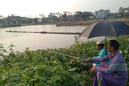জনপ্রিয় হচ্ছে টিকিট কেটে মাছ ধরা