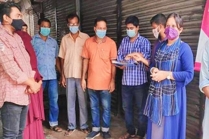 খুলনায় লকডাউনে ঘুরতে সড়কে নবদম্পতি, গুনতে হলো জরিমানা