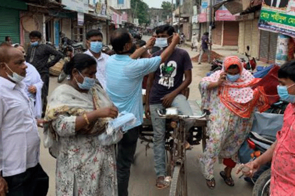 বোয়ালমারীতে করোনা সুরক্ষা সামগ্রী বিতরণ