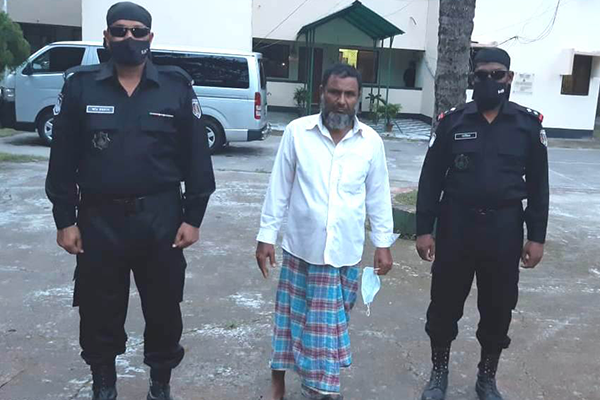 শরীয়তপুরে অন্যকে ফাঁসাতে গিয়ে অস্ত্রসহ র‌্যাবের হাতে ধরা 