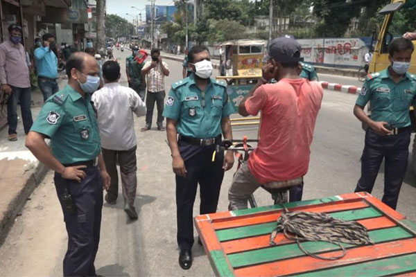 বরিশালের রাস্তায় বেড়েছে মানুষ ও যান চলাচল