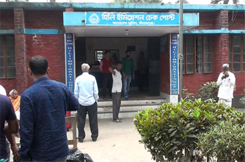হিলি চেকপোস্ট দিয়ে ভারতে আটকেপড়া যাত্রীদের ফেরা অব্যাহত