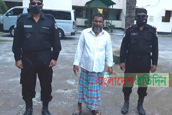অস্ত্র দিয়ে প্রতিবেশীকে ফাঁসাতে গিয়ে নিজেই গ্রেফতার