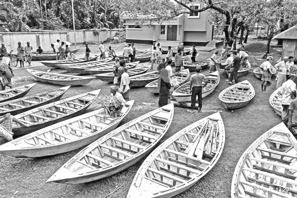 টাঙ্গাইলে জমে উঠেছে নৌকার হাট