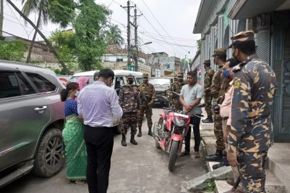 চাঁপাইনবাবগঞ্জে লকডাউনে বেড়েছে রিকসা ও অটোরিকসার চলাচল