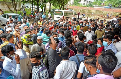 চট্টগ্রামে বিদেশগামীদের করোনা টিকার নিবন্ধনে ভোগান্তি, বিক্ষোভ
