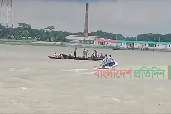 কীর্তনখোলায় ট্রলারডুবি, অল্পের জন্য রক্ষা নারী-শিশুসহ ১২ যাত্রী