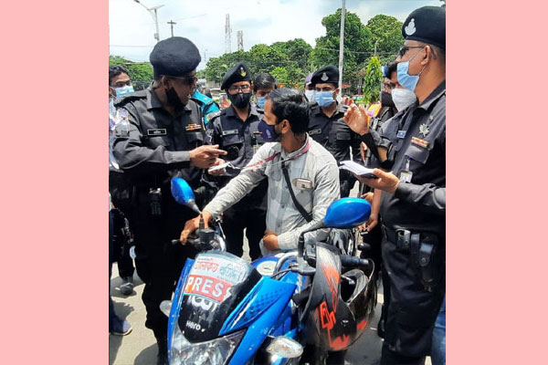নামসর্বস্ব পত্রিকার স্টিকার লাগিয়ে যাত্রী বহন, আটক ৩
