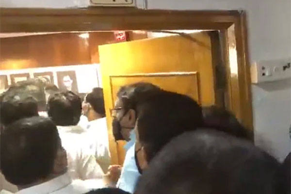 মহারাষ্ট্রে স্পিকারকে হেনস্থার অভিযোগ, বিজেপি’র ১২ বিধায়ক বহিষ্কার