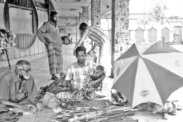 সৈয়দপুরে ব্যস্ততা বেড়েছে ছাতা কারিগরদের