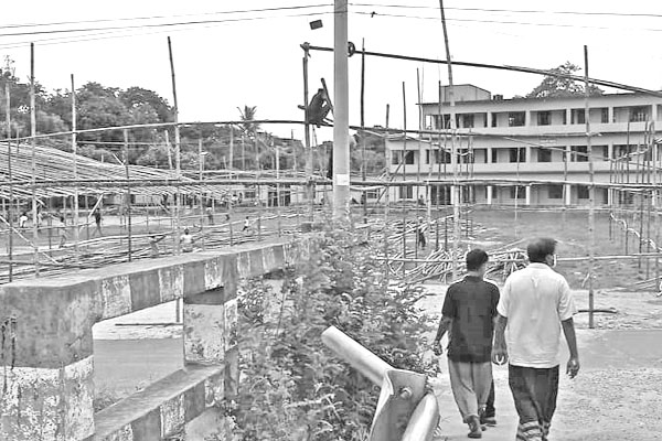 ইজারা ছাড়াই কলেজ মাঠে পশুর হাটের প্রস্তুতি