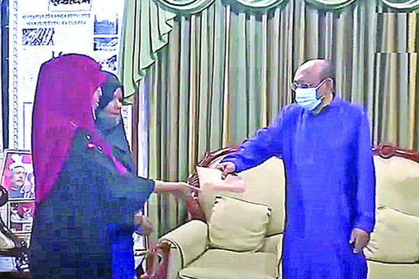 অ্যাসিডদগ্ধ অসহায় মেয়েটির পাশে দাঁড়ালেন তোফায়েল আহমেদ