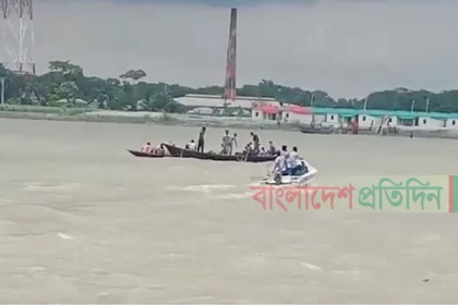 কীর্তনখোলায় ট্রলারডুবি, অল্পের জন্য রক্ষা নারী-শিশুসহ ১২ যাত্রী