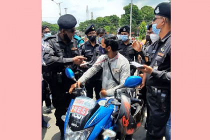 নামসর্বস্ব পত্রিকার স্টিকার লাগিয়ে যাত্রী বহন, আটক ৩