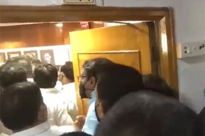 মহারাষ্ট্রে স্পিকারকে হেনস্থার অভিযোগ, বিজেপি’র ১২ বিধায়ক বহিষ্কার