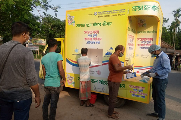 রাজশাহী, নাটোর ও চাঁপাইনবাবগঞ্জে সুরক্ষাসামগ্রী দিলো প্রাণ-আরএফএল