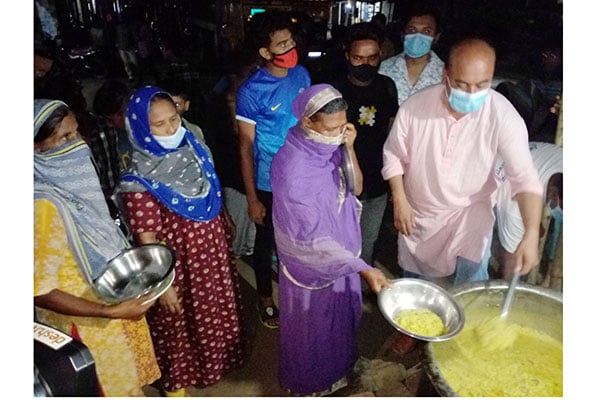 দিনাজপুরে অসহায়
পরিবারের মাঝে খাবার বিতরণ