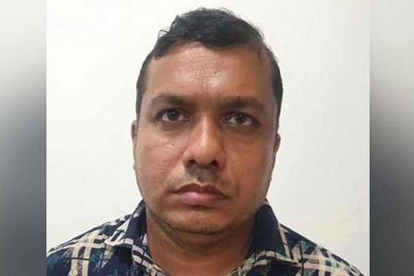 ওয়ার্ডবয় থেকে ‘স্নায়ুরোগ বিশেষজ্ঞ’, ভিজিট ৫০০


