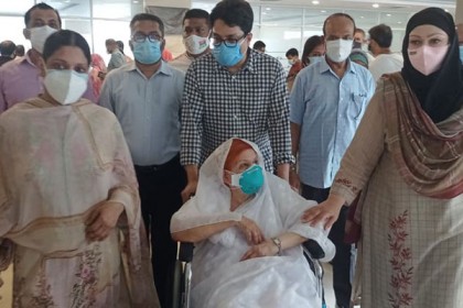 করোনার ভ্যাকসিন নিলেন তারেক রহমানের শাশুড়ি