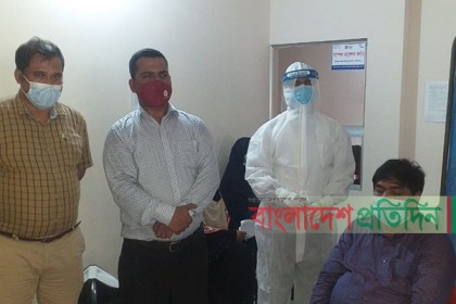 টেকনাফে দুই মিনিটেই করোনা পরীক্ষার ফলাফল