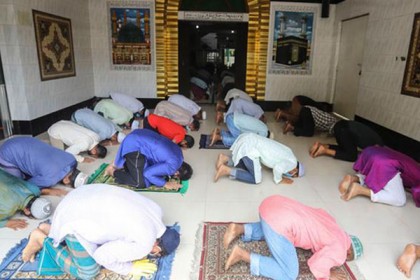 মসজিদে নামাজ আদায়ে ৯ নির্দেশনার মেয়াদ বাড়ল



