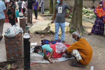 হাসপাতালে জায়গা নেই, কোভিড রোগীর ঠাঁই হলো গাছতলায়!

