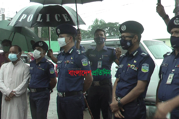 পুলিশের ডিআইজির নেত্রকোনা পরিদর্শন 