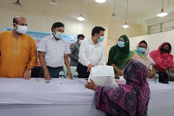 লালপুরে প্রধানমন্ত্রীর মানবিক সহায়তা পেলেন ১৪০ জন 