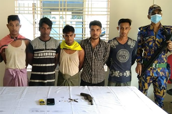 টেকনাফে অস্ত্রসহ ৫ রোহিঙ্গা আটক