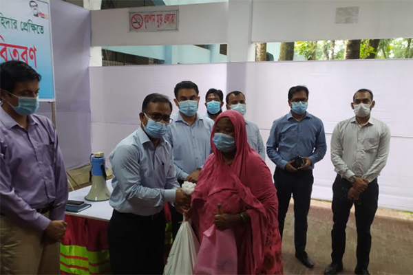 মানিকগঞ্জে দুস্থদের মাঝে খাদ্য সহায়তা বিতরণ  