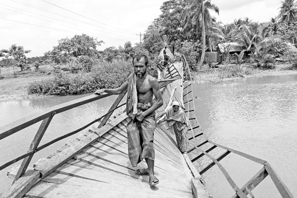 ভাঙা সেতুতে দুর্ভোগে ১০ গ্রামের বাসিন্দা