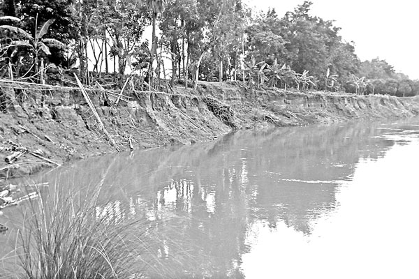 বাঁধ সংস্কার না করায় শঙ্কিত ২৫ গ্রামের মানুষ