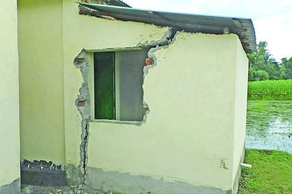 উপহারের ঘর ধসে দায় কার