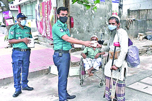 অসহায়দের মাঝে পুলিশের খাবার বিতরণ
