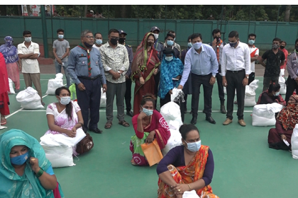 
বরিশালে কর্মহীন ৩ শতাধিক মানুষের মাঝে ত্রাণ বিতরণ