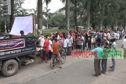 বরিশালে টিসিবি’র পণ্য কিনতে গ্রাহকদের দীর্ঘ লাইন