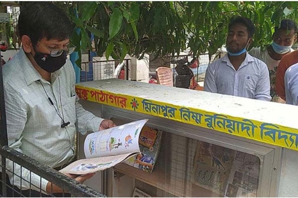 বিদ্যালয়ের দেয়ালে লাইব্রেরি!

