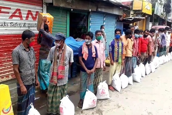নেত্রকোনায় কর্মহীন দুই শতাধিক শ্রমিক পেল প্রধানমন্ত্রীর উপহার 