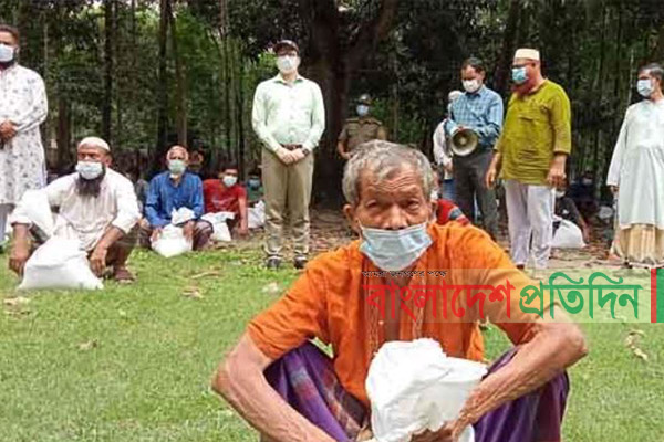 তালায় ক্ষুদ্র ব্যবসায়ীদের মাঝে প্রধানমন্ত্রীর খাদ্য সহায়তা