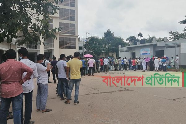 সুরক্ষা অ্যাপ চালুর প্রথম দিনে মুন্সিগঞ্জে ৪২৪ জনের টিকা গ্রহণ