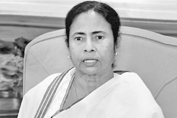 মমতাকে ৫ লাখ রুপি জরিমানা
