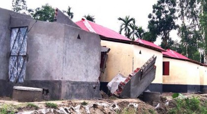 উপহারের ঘর ধসে দায় কার
