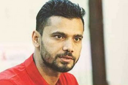 নড়াইল জেলা আওয়ামী লীগের স্বাস্থ্যসেবা টিমকে বেতনের টাকা দিলেন মাশরাফি

