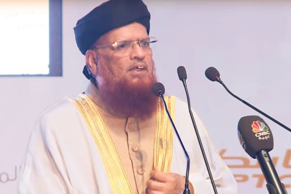 নিরাপত্তারক্ষীদের তৎপরতায় বেঁচে গেলেন আল্লামা তাকি উসমানি