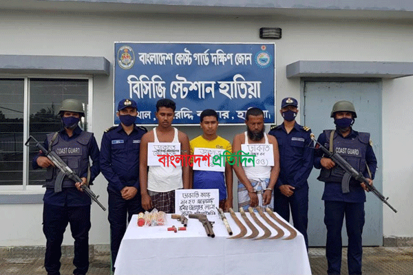 নোয়াখালীতে অস্ত্র-গুলিসহ আটক ৩