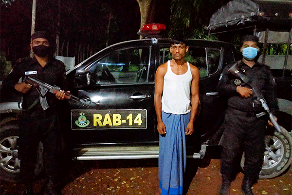 পাকুন্দিয়ায় র‌্যাবের অভিযানে মাদক ব্যবসায়ী গ্রেফতার
