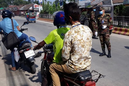 কুড়িগ্রামের শাপলা চত্বরে সেনাবাহিনীর চেকপোস্টে তল্লাশি