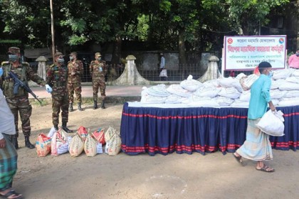 চট্টগ্রামে সেনাবাহিনীর খাদ্য সামগ্রী পেল ২০০ পরিবার