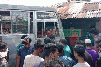 বরিশালে সড়ক ছেড়ে যাত্রীবাহী বাস দোকানে, আহত ৫